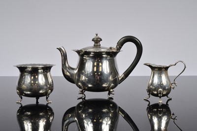 Lot 379 - An Edwardian bachelor's teapot and sugar basin