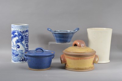 Lot 73 - A collection of assorted ceramics