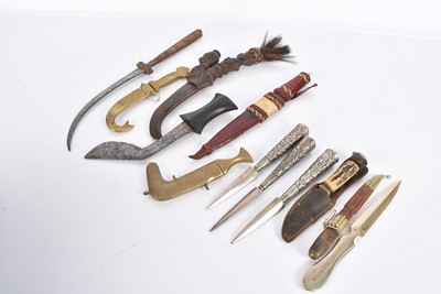 Lot 426 - A collection of Bladed articles