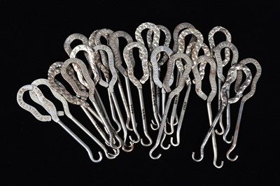 Lot 441 - A collection of steel advertising button hooks