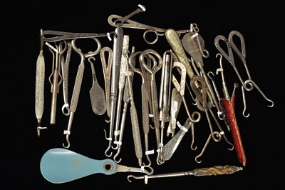 Lot 462 - A collection of steel advertising button hooks