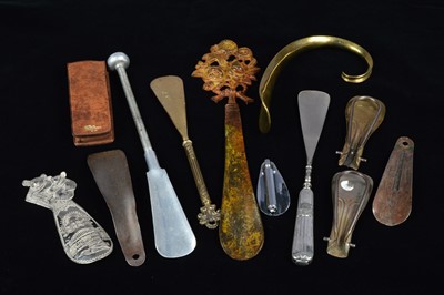 Lot 469 - Twelve steel, brass and chromed shoehorns