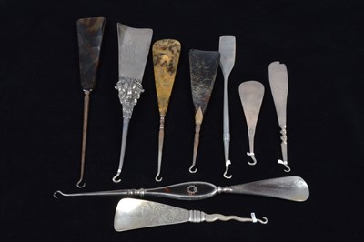 Lot 502 - A collection of combination button hook and shoe horns