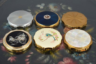 Lot 555 - Six scalloped edged circular 1950s and later gilt metal and coloured enamel decorated Kigu compacts
