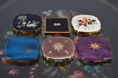 Lot 571 - Three shaped square 1950s and later Melissa compacts