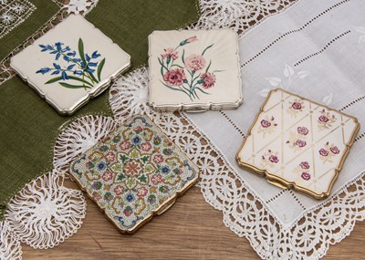 Lot 589 - Four 1950s Stratton 'Royale' square compacts