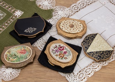 Lot 590 - Five 1950s Stratton 'Regency' compacts