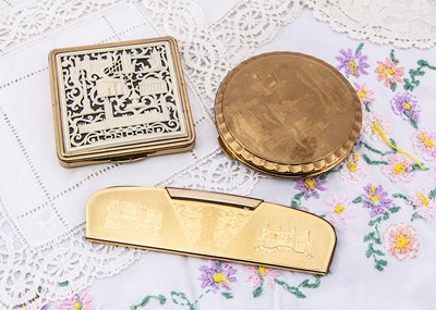 Lot 621 - A Kigu souvenir London circular gilt metal compact