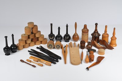 Lot 672 - A selection of treen items