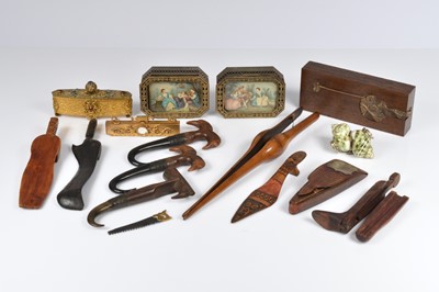 Lot 674 - A vintage decorative trinket box