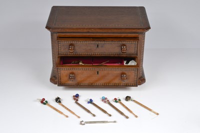 Lot 687 - A collection of vintage lace bobbins