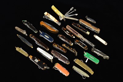 Lot 712 - An assortment of various Multi-Tools/pocket knives