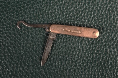Lot 802 - A 9ct gold pocket knife/Button Hook