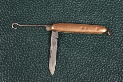 Lot 810 - A yellow metal Button Hook and Pocket Knife Combination Tool