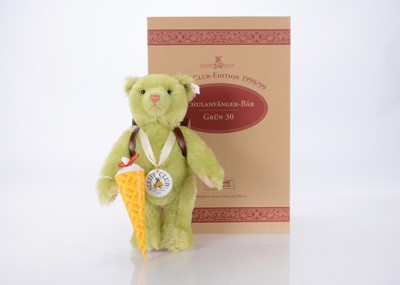 Lot 43 - A Steiff Club limited edition 1998 Schulanfanger-bar-School Starter bear