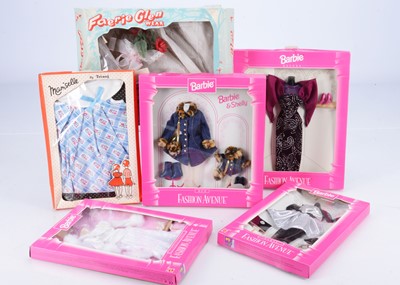 Lot 337 - Four Barbie Fashion Avenue accessories