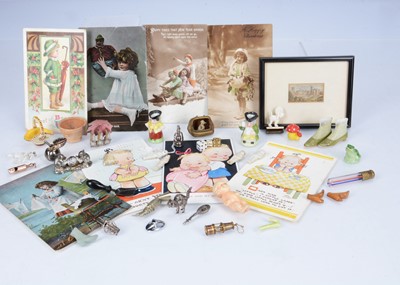 Lot 423 - Various dolls house items and antiques
