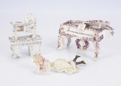 Lot 429 - A fine German bisque lying girl