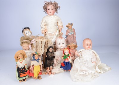Lot 470 - Various dolls