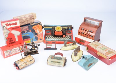 Lot 549 - Domestic and role play toys