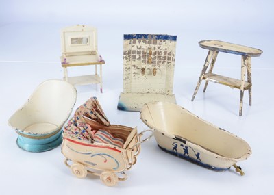 Lot 596 - Doll's and large scale dolls' house tinplate items