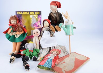 Lot 629 - Various dolls