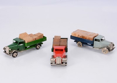 Lot 573 - Tri-ang Minic Tinplate Clockwork 25M Post-War Lorries With Cases