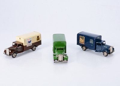 Lot 613 - Tri-ang Minic Tinplate Clockwork Post-War Railway Vans