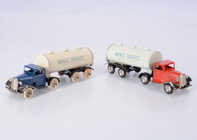 Lot 619 - Tri-ang Minic Tinplate Clockwork 71M Post-War Articulated Milk Tankers