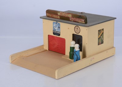 Lot 648 - A Tri-ang Minic Post-War Garage/Service Station No.10