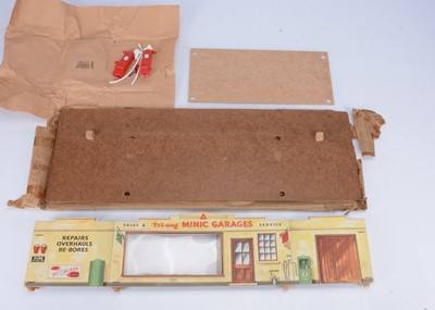 Lot 650 - A Tri-ang Minic Post-War Garage/Service Station No.9