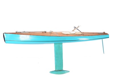 Lot 710 - A large 1.3m Pond Yacht with P J Sails