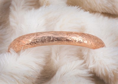 Lot 3 - A 9ct gold hinged oval bangle