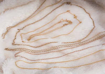 Lot 7 - A collection of gold chains