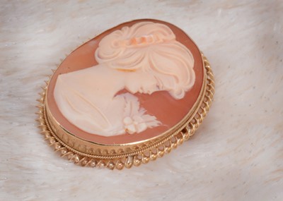 Lot 13 - A 9ct gold shell carved cameo brooch