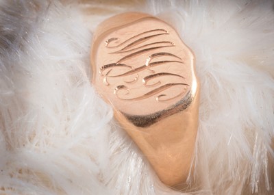 Lot 22 - An 18ct gold gentleman's shield shaped signet ring