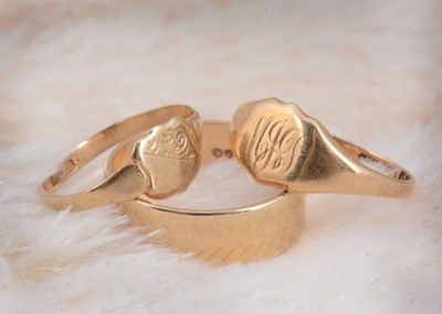 Lot 25 - A 9ct gold flattened wedding band