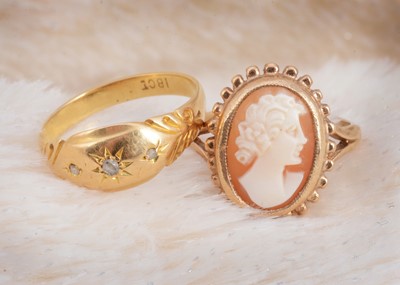 Lot 26 - An 18ct gold diamond chip set three stone dress ring