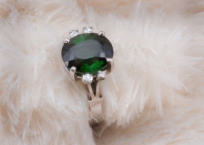 Lot 33 - A tourmaline and diamond white metal dress ring