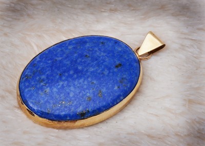 Lot 35 - A 9ct gold and lapis lazuli oval pendant