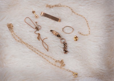 Lot 37 - A small collection of 9ct gold