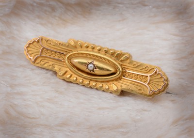 Lot 46 - An Edwardian 15ct gold seed pearl box back bar brooch