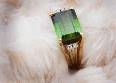 Lot 47 - A tourmaline and diamond set yellow metal dress ring