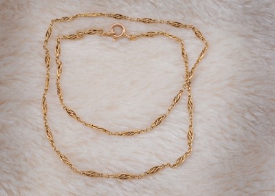 Lot 57 - An Edwardian 15ct gold fancy link chain necklace