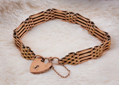 Lot 58 - A four bar gate link bracelet in 9ct gold