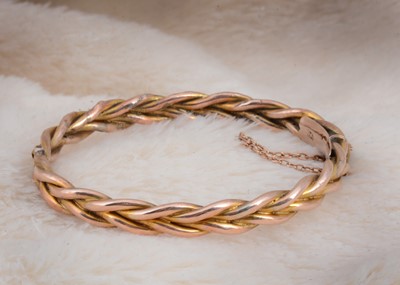 Lot 61 - A 9ct gold plaited hinged bangle