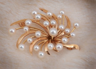 Lot 64 - A continental 14m marked cultured pearl brooch