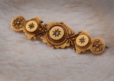 Lot 72 - An Edwardian 15ct gold gypsy set diamond bar brooch