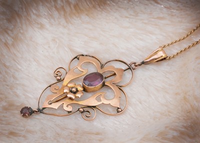 Lot 74 - A 9ct gold art nouveau garnet pendant and chain