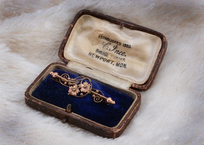 Lot 77 - A 9ct gold bar brooch of floral design